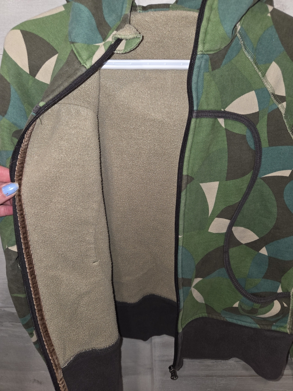 Rare lululemon Scuba Hoodie Green Camo Size 8 - Picture 9 of 9